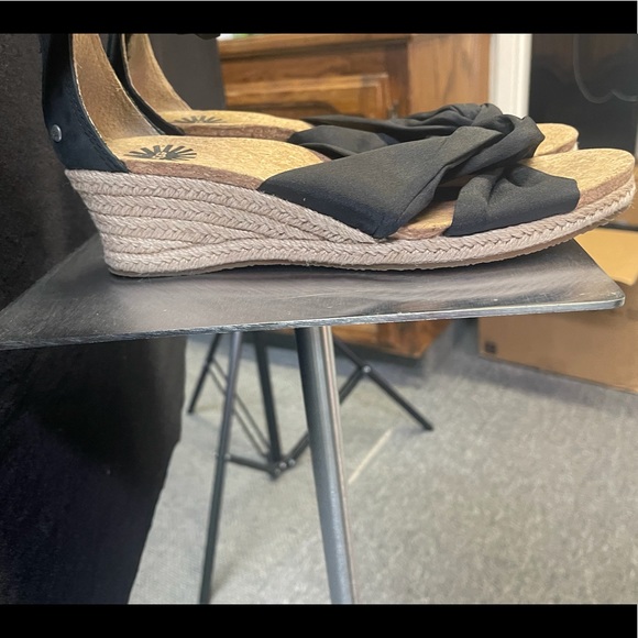 Ugg women wedges size 9 - Picture 2 of 2